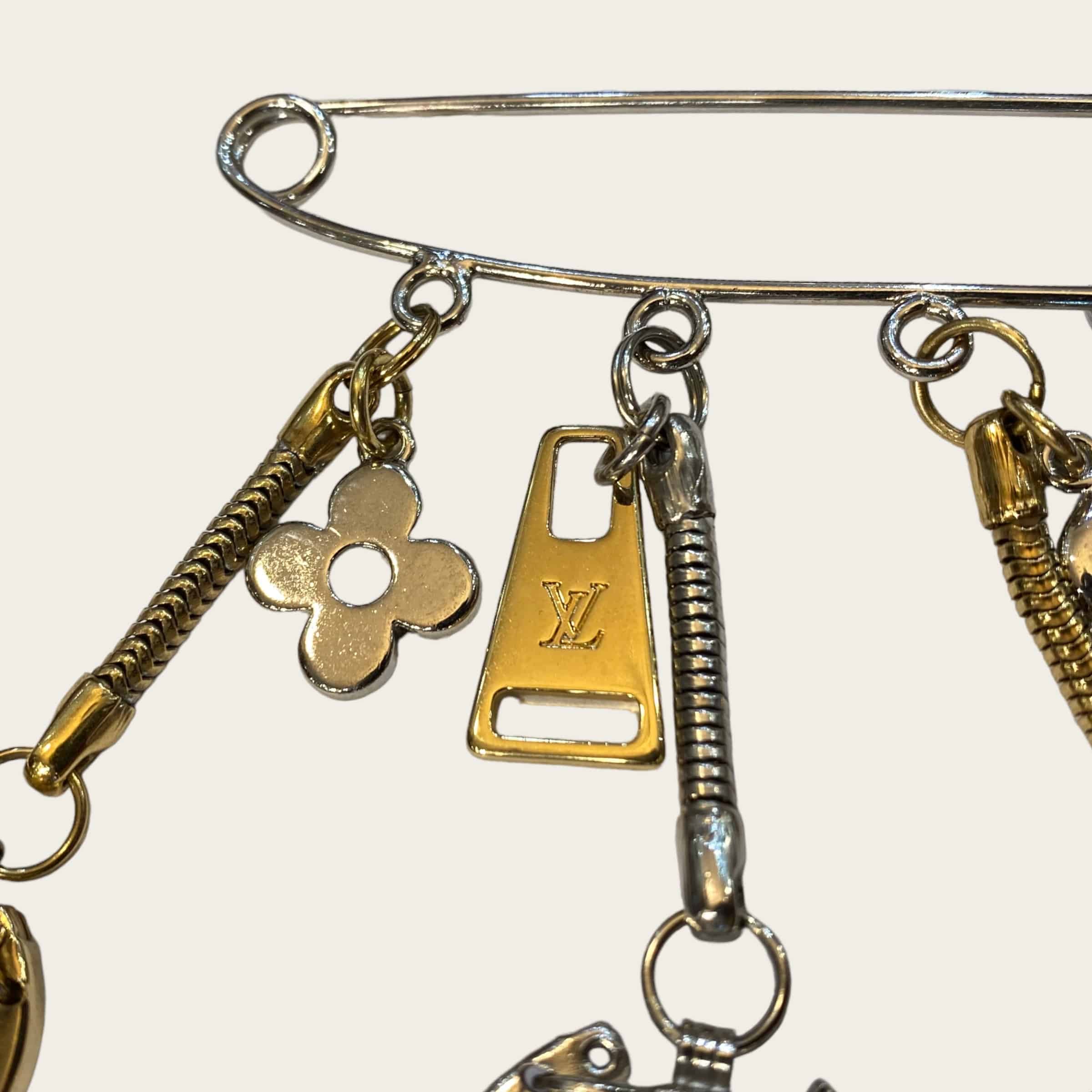 Louis Vuitton spilla Multi Charmes in metallo argento e oro. - La Belle  Epoque