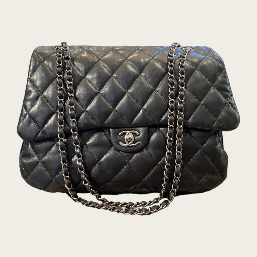 Chanel borsa Timeless soffietto in pelle nera.