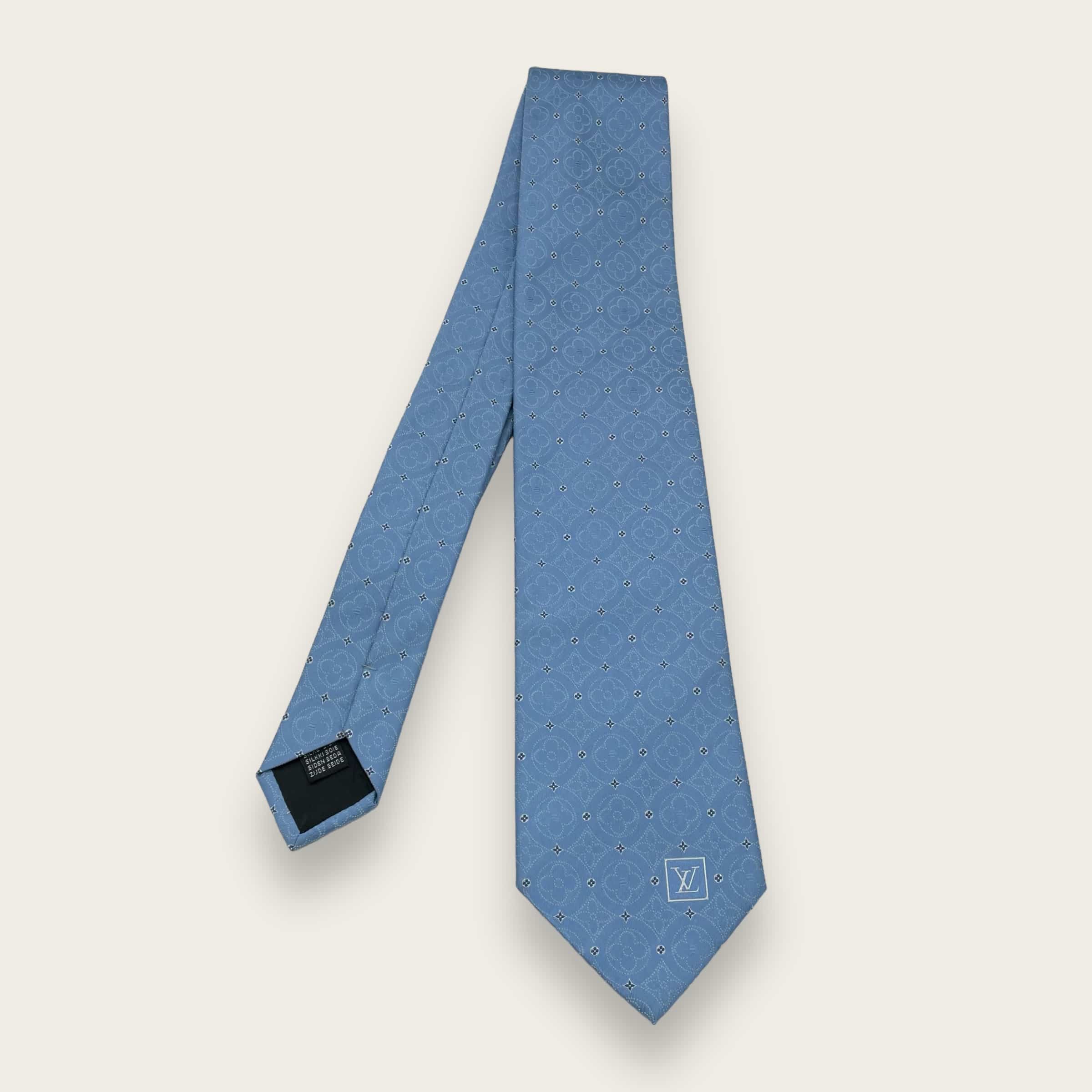 Louis Vuitton cravatta in seta azzurra logo. - La Belle Epoque